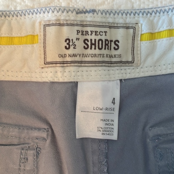 Old Navy Favorite Khakis Gray 3 1/2 Low-Rise Shorts EUC Size 4 - Picture 5 of 5